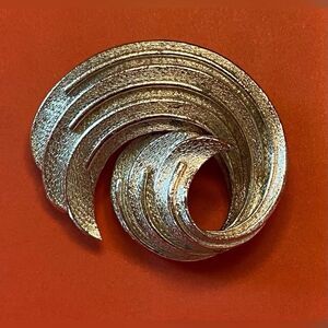 Vintage Women’s Brooch Pin Swirl Wave Silver Tone 1.5 X 2”